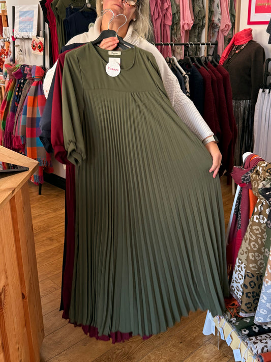 Italian pleated maxi dress with sleeves