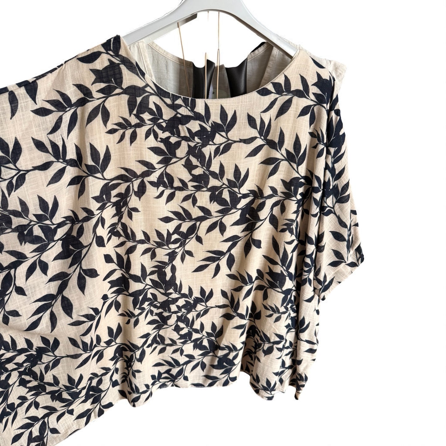 Batwing Linen top with vest top underlay.  fits size 10-18