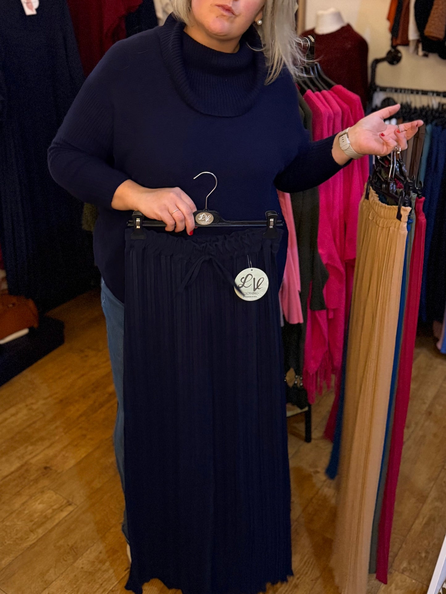 Pleated stretch trousers