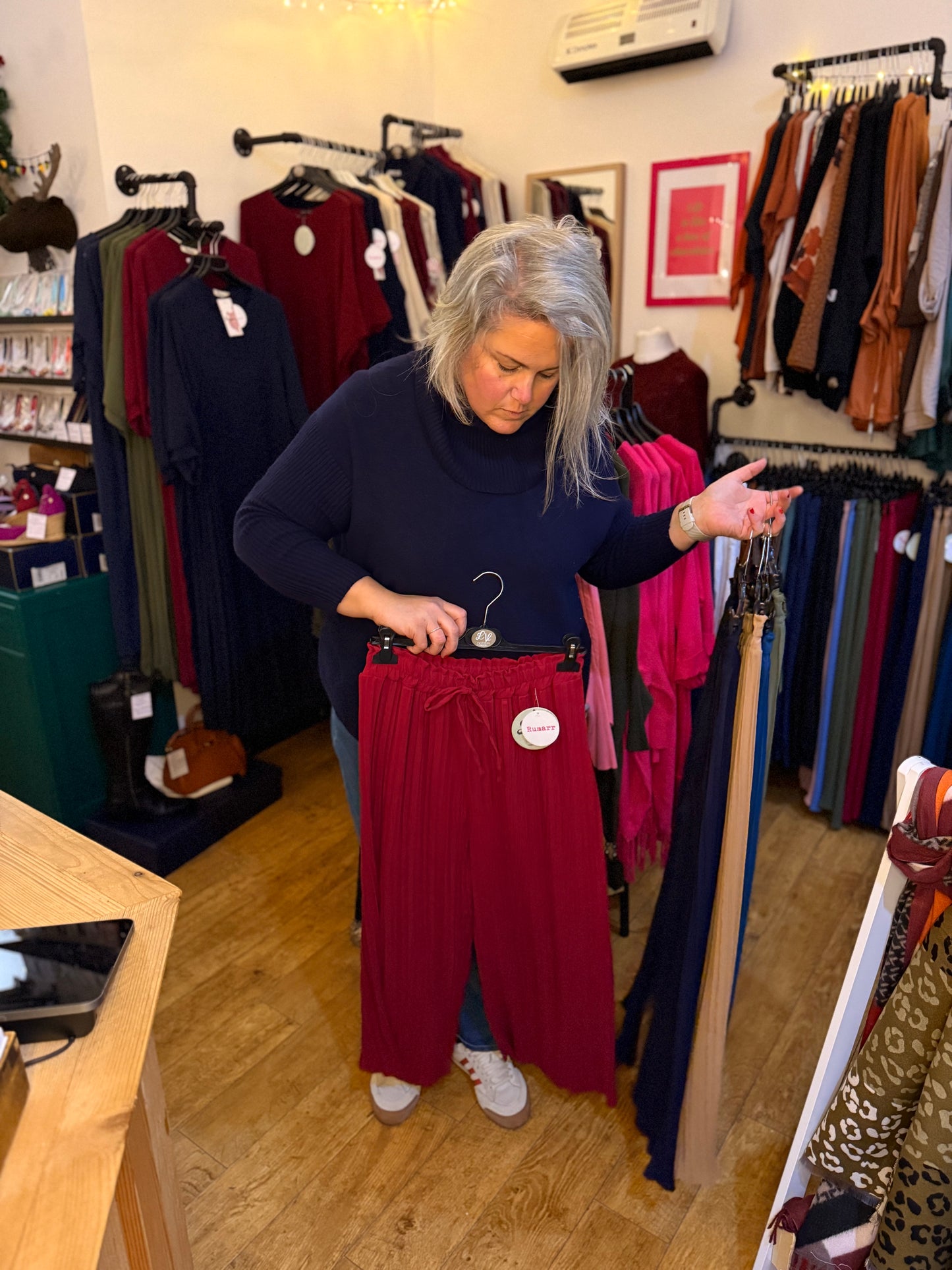 Pleated stretch trousers