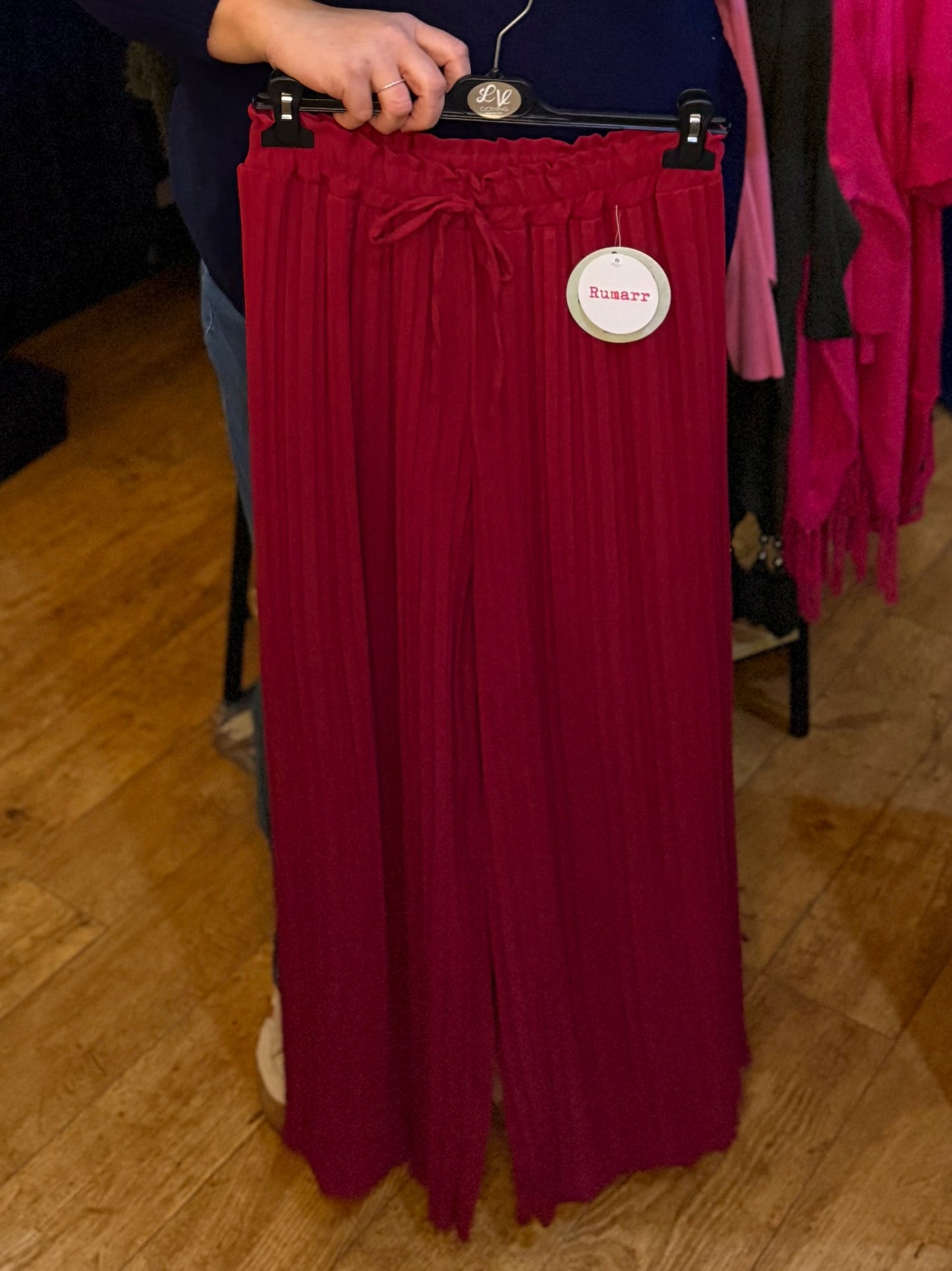 Pleated stretch trousers