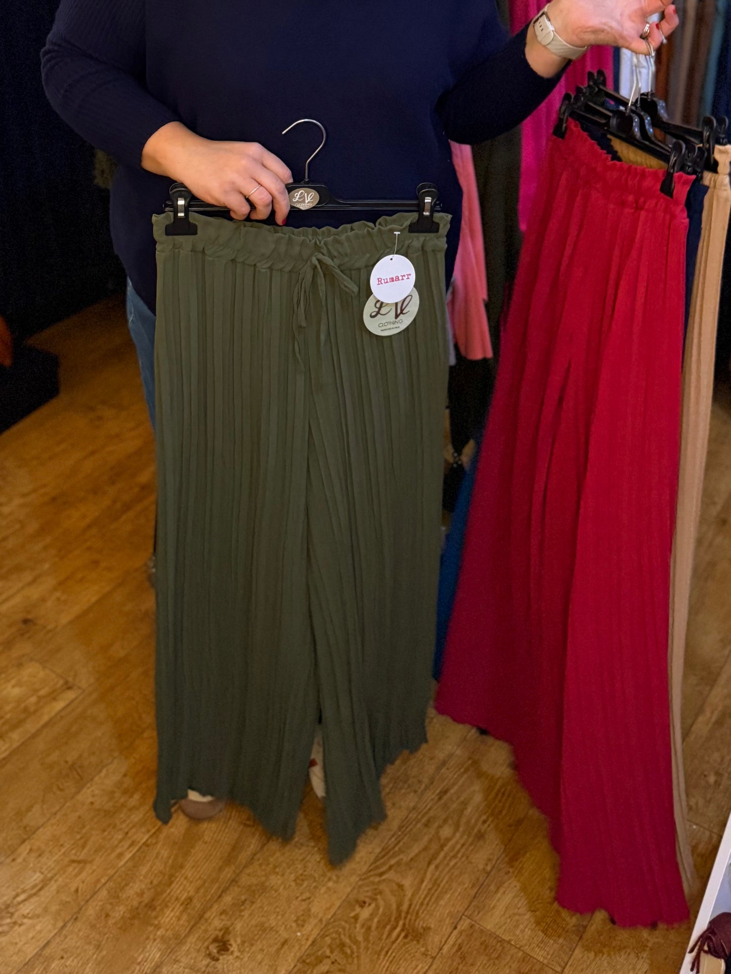 Pleated stretch trousers