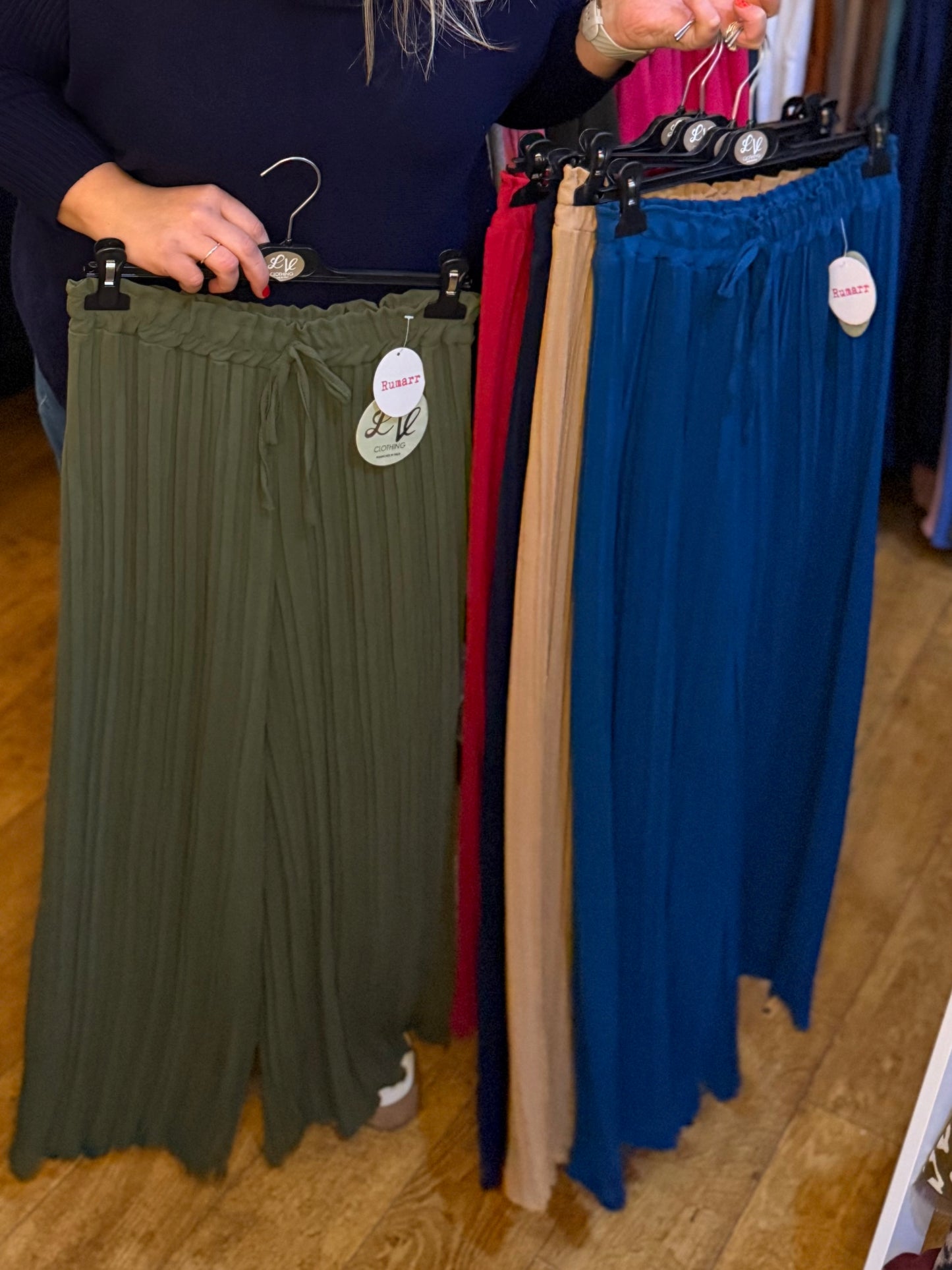 Pleated stretch trousers