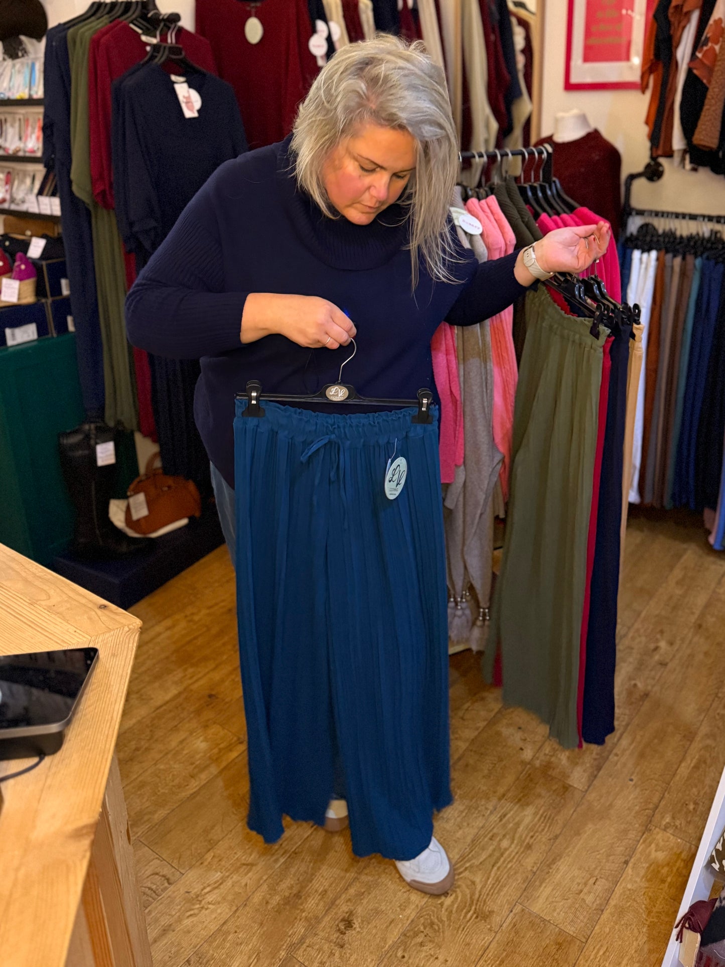 Pleated stretch trousers