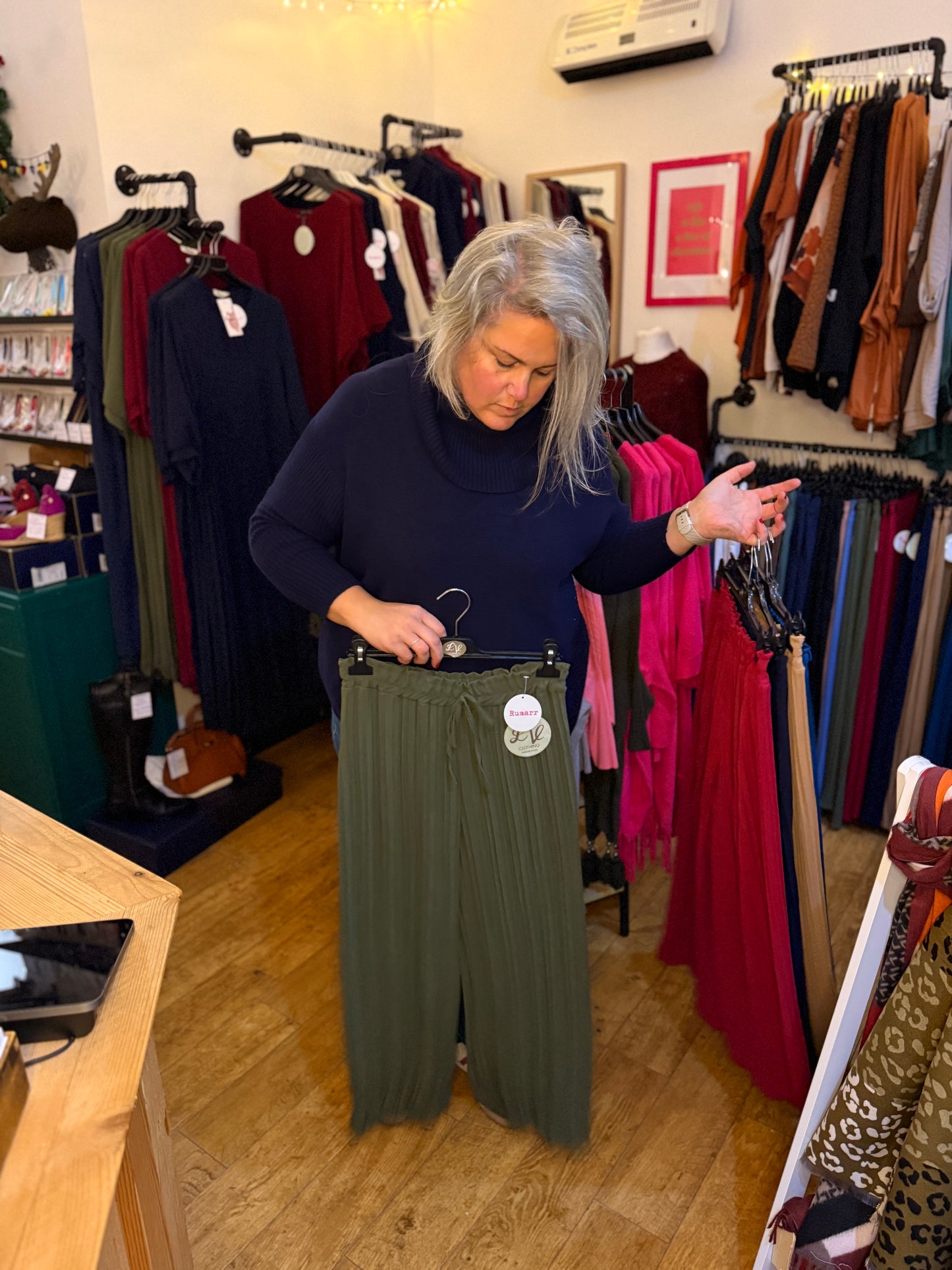 Pleated stretch trousers