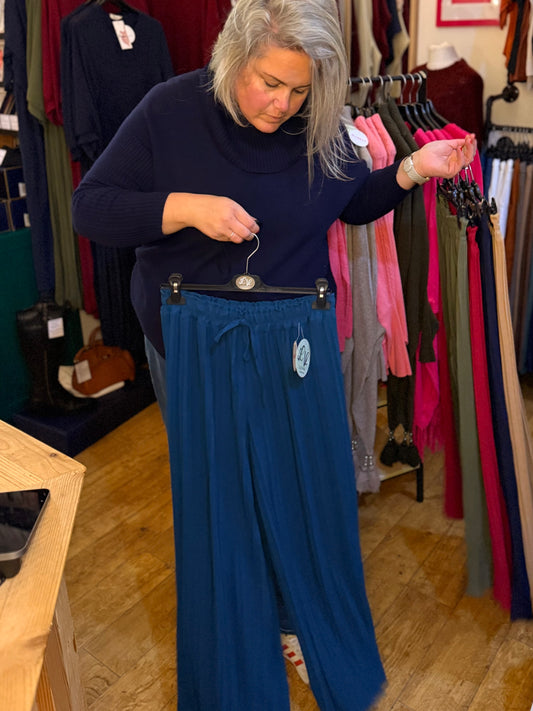 Pleated stretch trousers