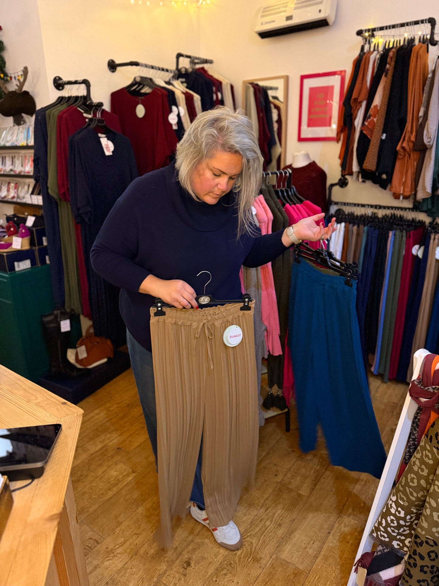 Pleated stretch trousers