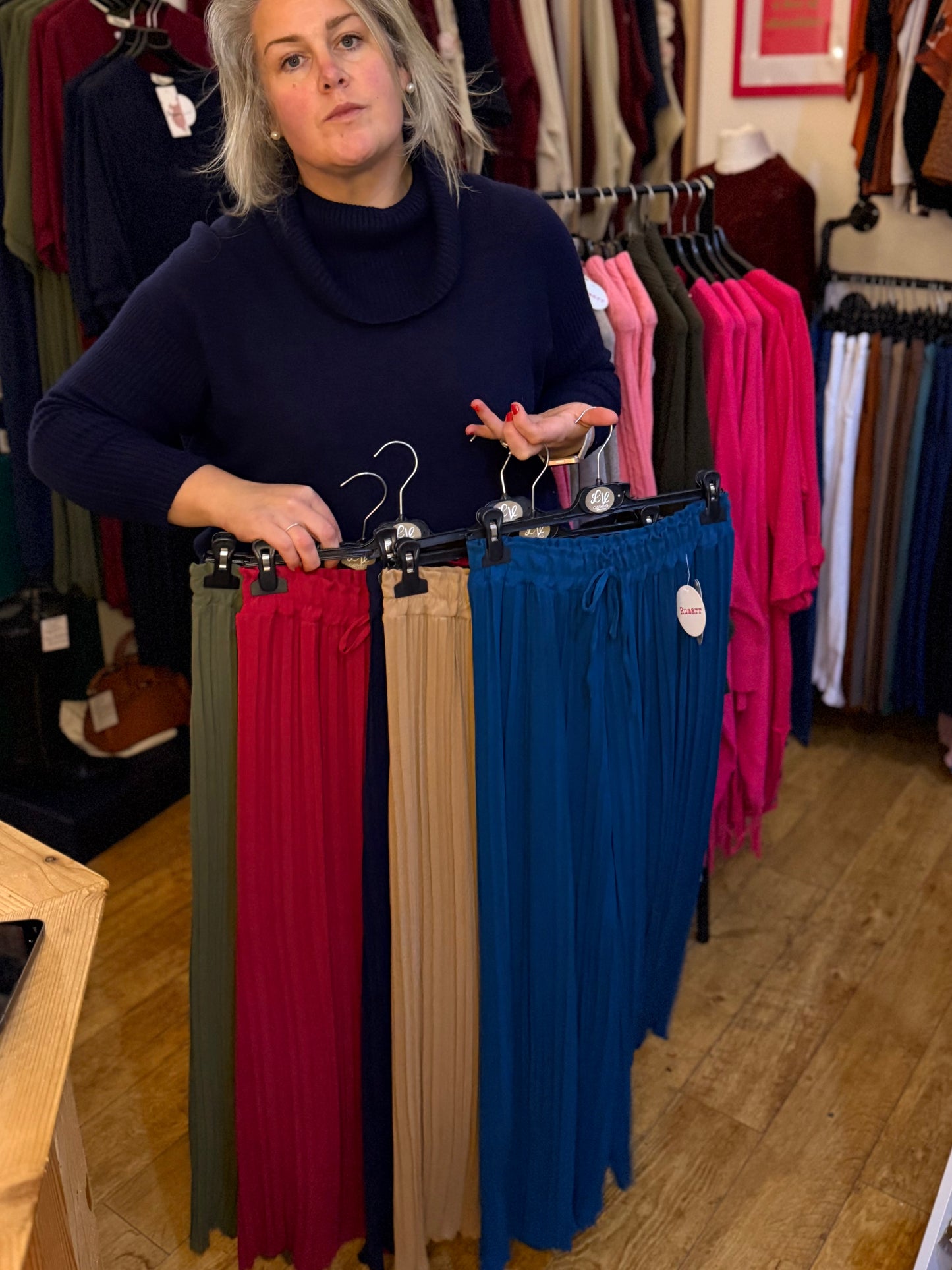 Pleated stretch trousers