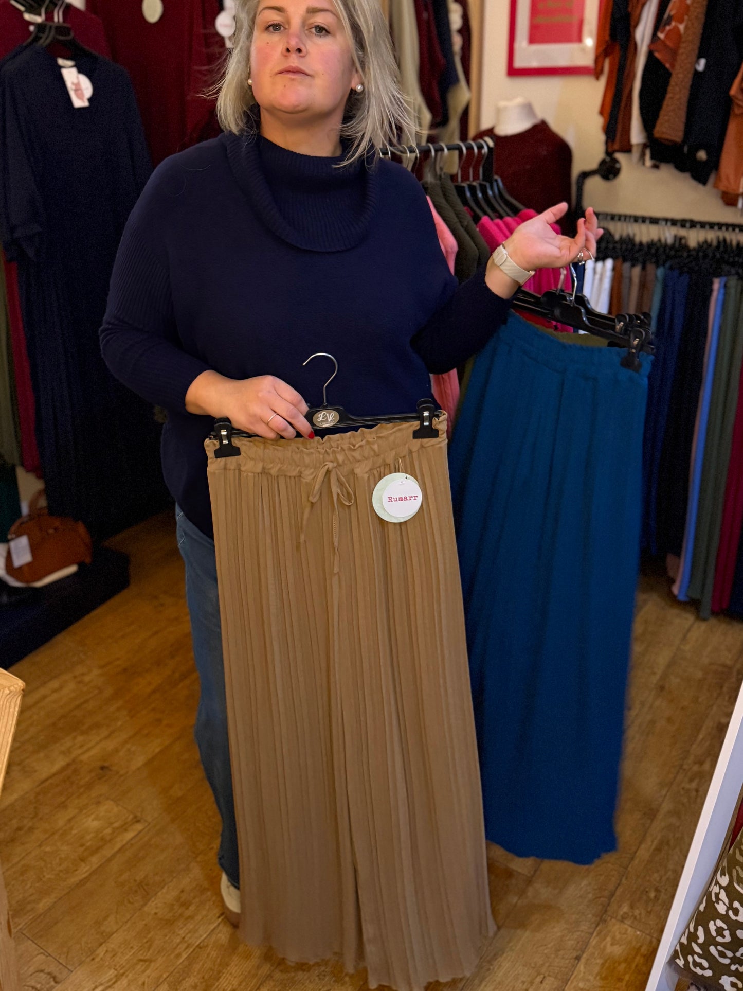 Pleated stretch trousers